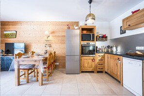 Fridge, microwave, oven, dishwasher - Chalets de Saint Pierre C102 - Appt avec balcon (Saint-Jean-de-Sixt)