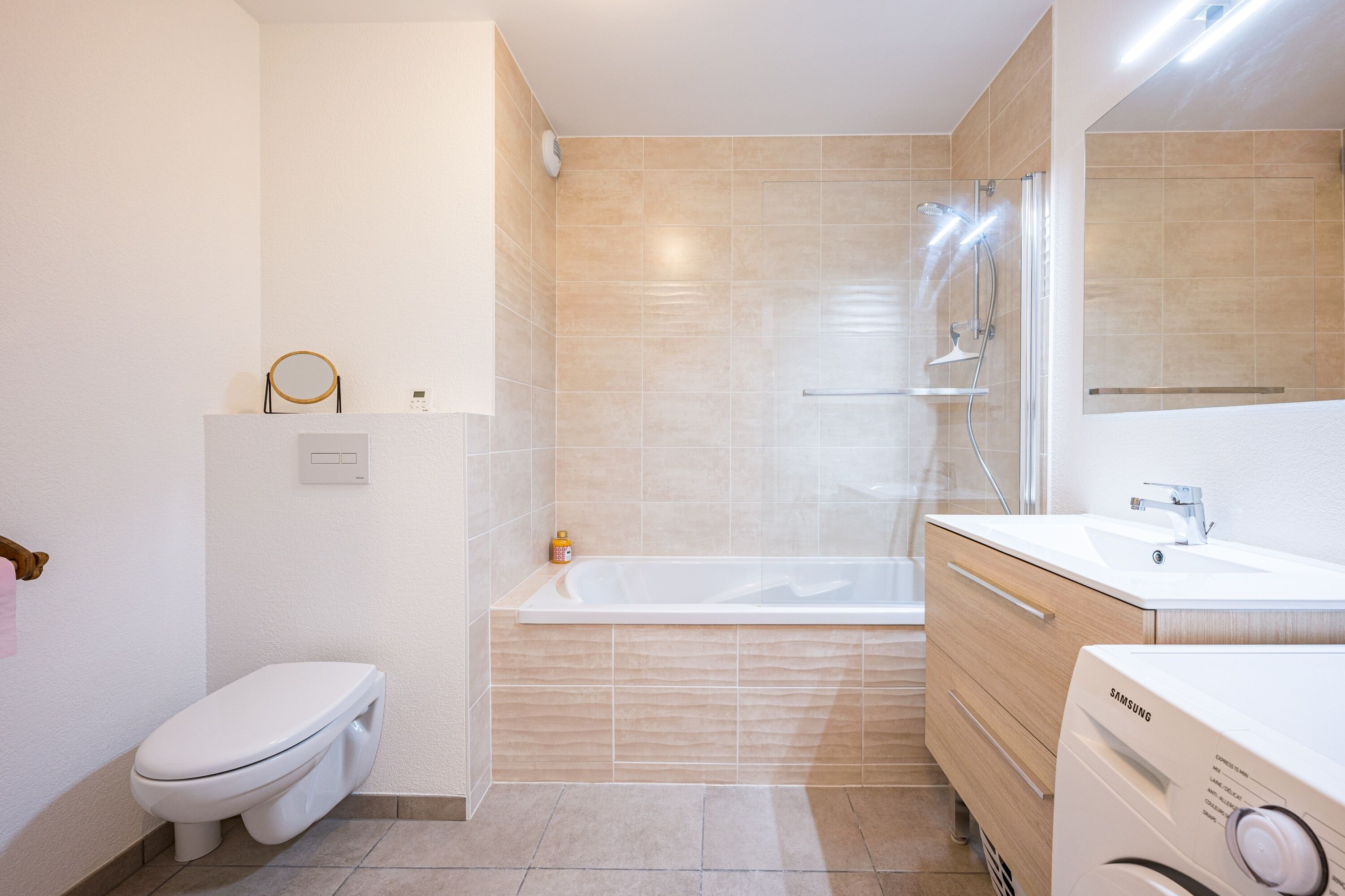 Un baño moderno con inodoro, bañera y lavamanos.