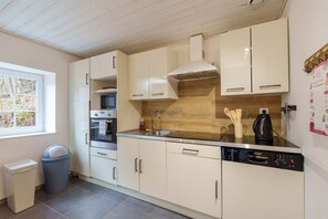 Réfrigérateur, four à micro-ondes, un four, lave-vaisselle