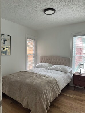 2 bedrooms, iron/ironing board, WiFi, bed sheets - 2-bedroom apartment in historic Corn Hill Rochester for relaxing stays (Rochester)