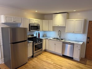 Microwave, oven, stovetop, dishwasher - 2-bedroom apartment in historic Corn Hill Rochester for relaxing stays (Rochester)