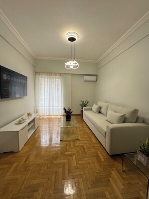 Smart TV - Cozy bright 1 bedroom in cental athens enjoy a sun filled (Athina)