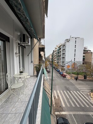 Outdoor dining - Cozy bright 1 bedroom in cental athens enjoy a sun filled (Athina)