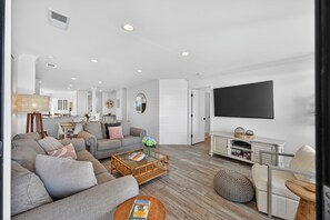Smart TV - 3 bedroom OCEANFRONT condo, End Unit, Elevator, Renovated, Pool - Summer House, Wild Dunes Resort! (Isle Of Palms)