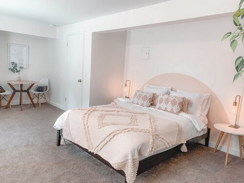 Modern Artsy Suite in Pullman. Walk to WSU in Minutes.