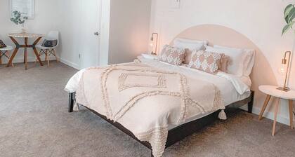 Modern Artsy Suite in Pullman. Walk to WSU in Minutes.