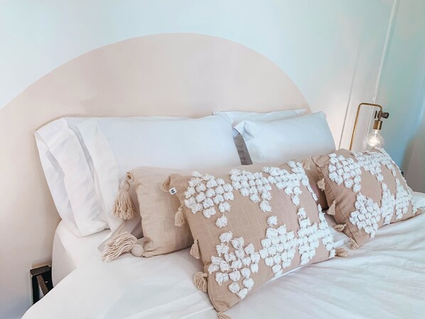 1 makuuhuone, työpöytä, silitysrauta/-lauta, vauvan matkasänky