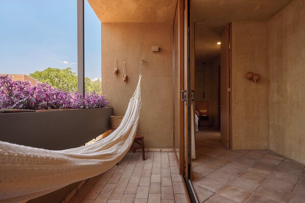 A room with a hammock, a potted plant, and a view of the outside. - Casona Xochimilco - Jalatlaco (Oaxaca de Juárez)