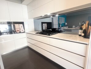 Microwave, oven, stovetop, dishwasher - Coastal retreat 2km from the beach (Golden Bay)