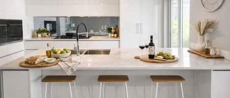 Mikroaaltouuni, uuni, liesi, astianpesukone