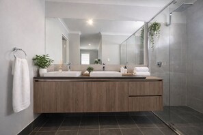 Shower, hair dryer, towels, soap - Coastal retreat 2km from the beach (Golden Bay)