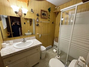 Shower, soap, toilet paper - Port Elgin Shimmering Shores Cottage Rental (Port Elgin)