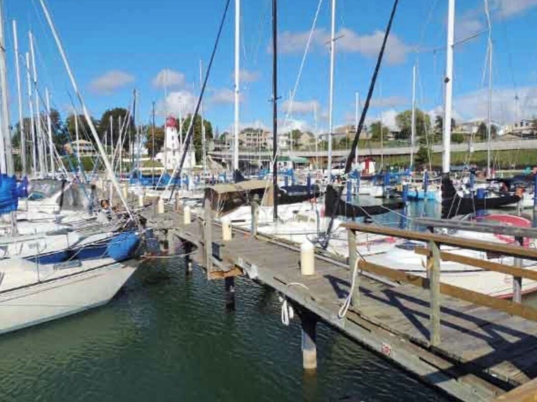 Un port de plaisance où de nombreux bateaux sont amarrés à des quais en bois.