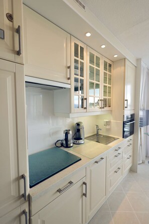 Fridge, microwave, dishwasher, cookware/dishes/utensils - L'ESCALE - Studio Héliopolis D 6 - Luxury - 2 people (AGDE)