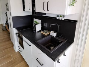 Kylskåp, mikrovågsugn, diskmaskin och grytor/köksredskap