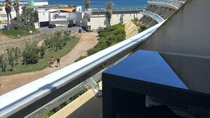 A hotel with a view of the beach, palm trees, and a clear blue sky. - BROWN - Studio Héliopolis D 29 - Luxury - 2 people (AGDE)