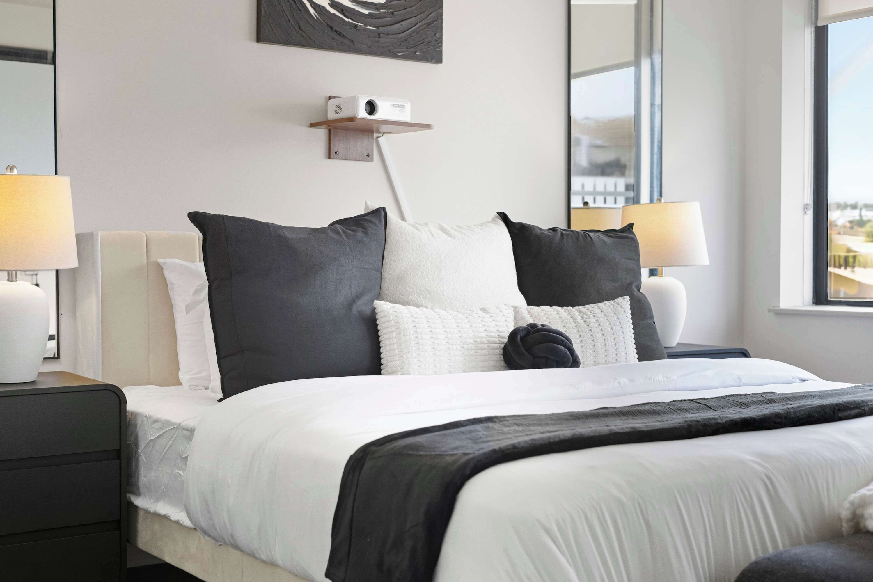 1 chambre, bureau, fer et planche à repasser, lit parapluie