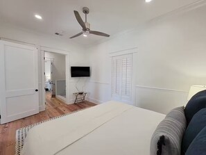 2 bedrooms, iron/ironing board, WiFi, bed sheets - Bay Cottage: Walk to Beach & Town (Bay St. Louis)