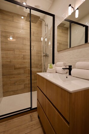 Unclassified image, 5 of 17, button - Studio Héliopolis D 51 - 4 people (AGDE)