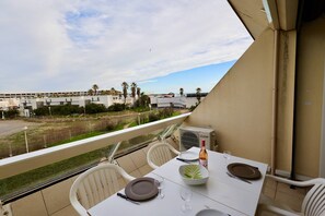 Unclassified image, 3 of 17, button - Studio Héliopolis D 51 - 4 people (AGDE)