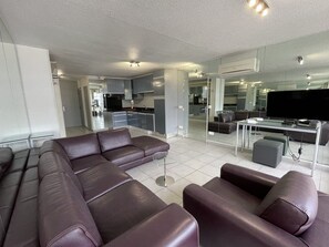 Unclassified image, 2 of 10, button - MIROIR - Studio Héliopolis D 72 - Luxury - 2 people (AGDE)