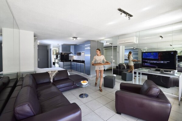 Unclassified image, 1 of 10, button - MIROIR - Studio Héliopolis D 72 - Luxury - 2 people (AGDE)