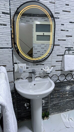 Habitació quàdruple familiar | Bany | Dutxa, tovalloles, xampú i paper higiènic 