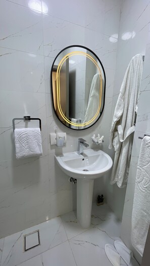 Habitació triple superior | Bany | Dutxa, tovalloles, xampú i paper higiènic 