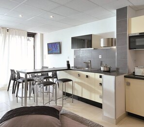 Fridge, microwave, dishwasher, cookware/dishes/utensils - CHROME - Studio Héliopolis D 80 - Luxury - 2 persons (AGDE)