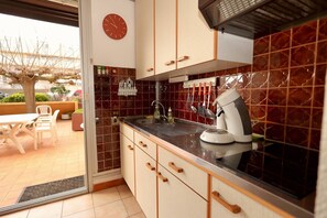 Unclassified image, 3 of 8, button - Studio Héliopolis D 82 - 4 persons (AGDE)