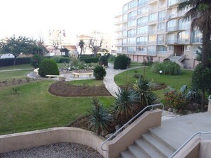 Property grounds - One-Bedroom Apartment with Secure Parking 50 m from the Beach 4SOL142 (CANET PLAGE)