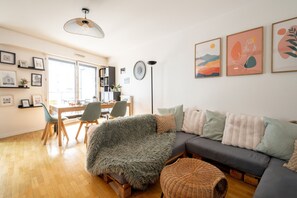 TV, books - Appartement Seguin - Welkeys (Boulogne-Billancourt)