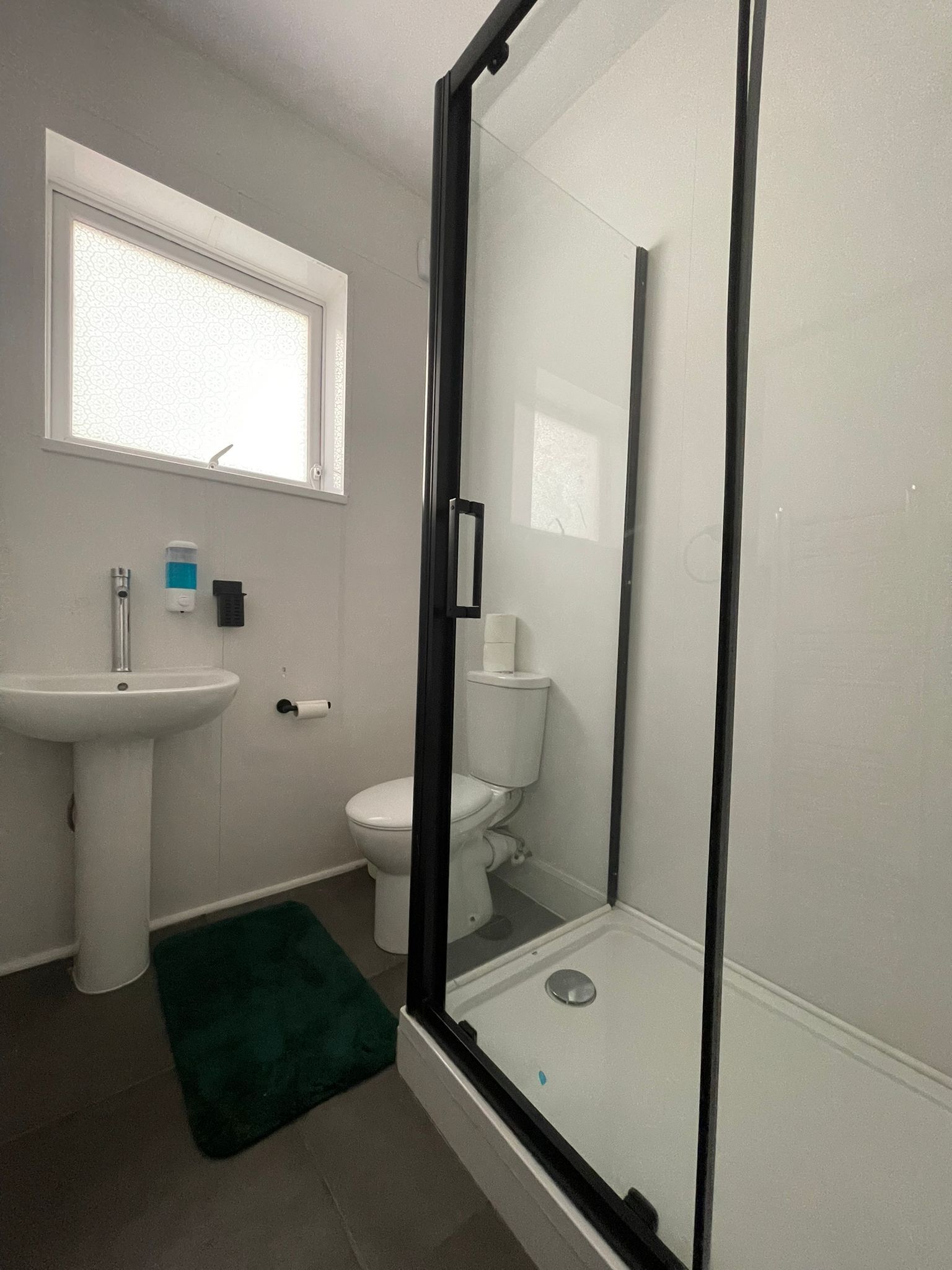 Douche, sèche-cheveux, serviettes fournies, savon