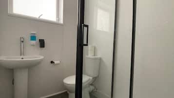 Douche, sèche-cheveux, serviettes fournies, savon