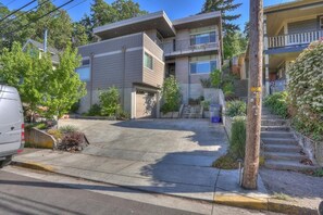 Unclassified image, 3 of 11, button - Spectacular view home Overlooking downtown Hood River. (Hood River)