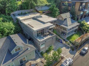 Unclassified image, 4 of 11, button - Spectacular view home Overlooking downtown Hood River. (Hood River)