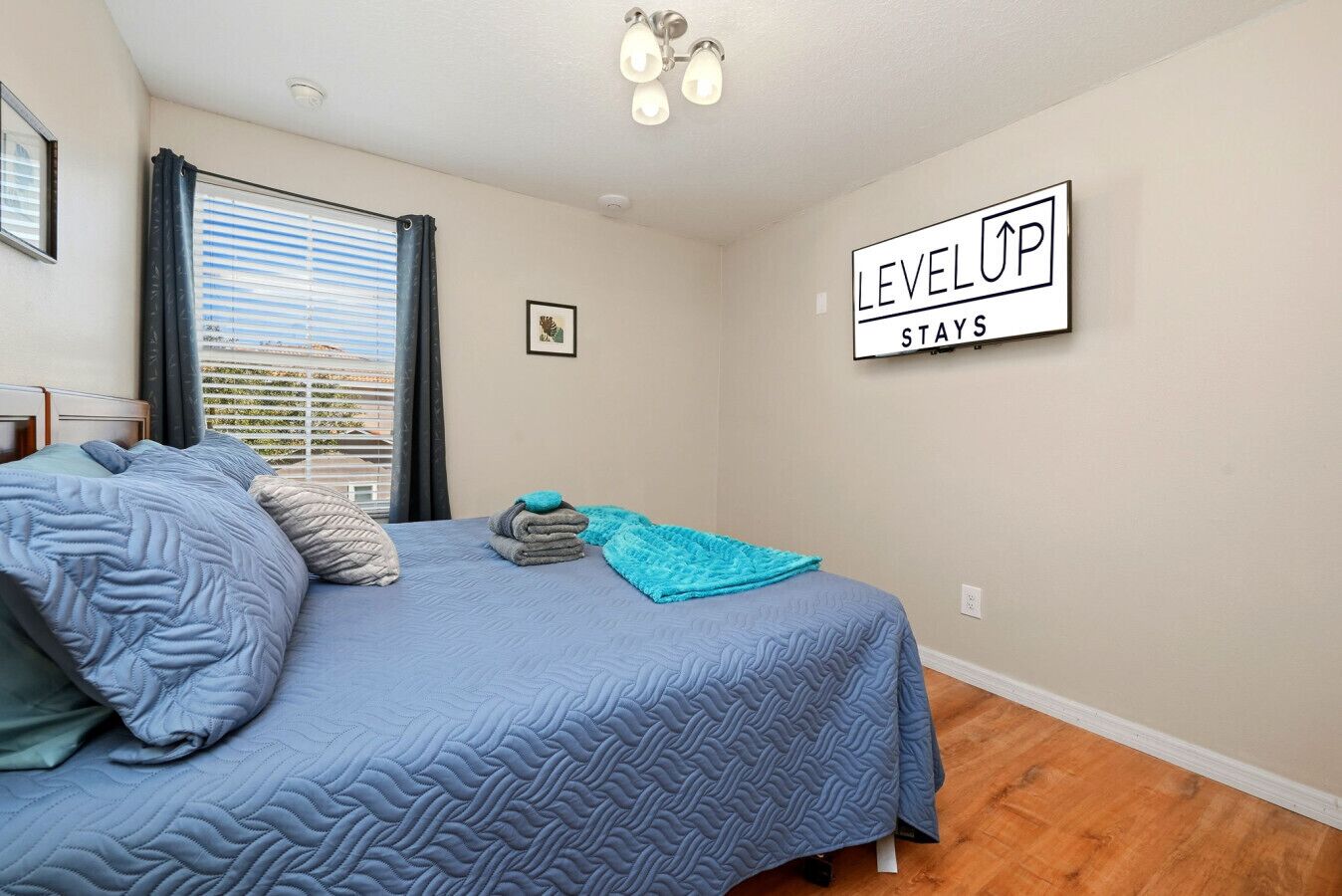 3 bedrooms, desk, iron/ironing board, travel crib
