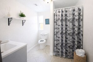 Suihku, pyyhkeet, saippua, vessapaperi