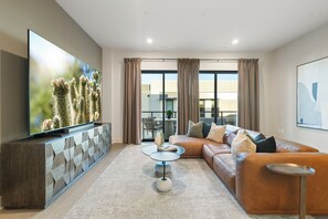 Smart TV - The Portico - Luxury Living l Pool l Hot Tub l Gym (Scottsdale)