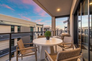 Outdoor dining - The Portico - Luxury Living l Pool l Hot Tub l Gym (Scottsdale)