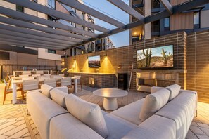 Outdoor dining - The Portico - Luxury Living l Pool l Hot Tub l Gym (Scottsdale)