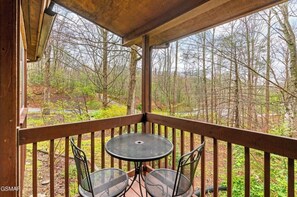 Outdoor dining - Teaberry. This is a cozy mountain retreat-peaceful setting, easy access to town. (Gatlinburg)