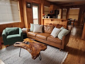 TV, fireplace - Teaberry. This is a cozy mountain retreat-peaceful setting, easy access to town. (Gatlinburg)