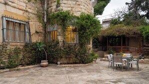 Outdoor dining - Historic & Modern Home with Garden (Tiberias)