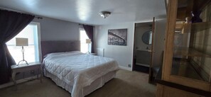 4 bedrooms, free WiFi, bed sheets - Spacious 4-bedroom house near trails and golf (Gaylord)