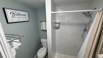 Secadora de cabello, toallas, jabón, papel de baño