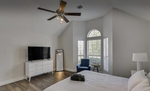 5 slaapkamers, een bureau, een strijkplank/strijkijzer, reisbedje