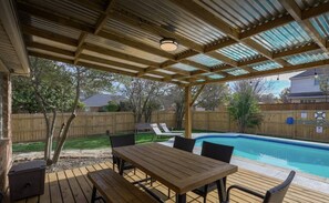 Outdoor dining - 5BR Pool Vila | Water Volleyball | Cinema | 20 mins from Dallas (Desoto)