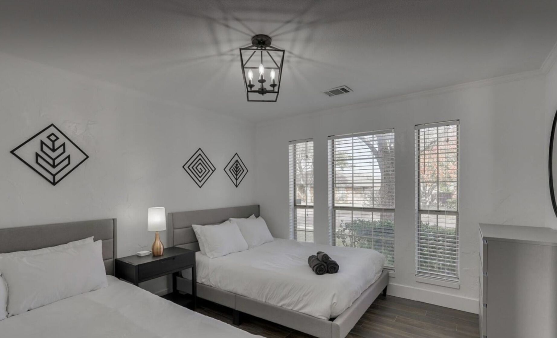 5 quartos, escrivaninha, ferros/tábuas de passar roupa, berço de viagem