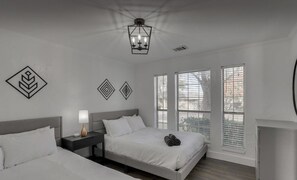 5 quartos, escrivaninha, ferros/tábuas de passar roupa, berço de viagem